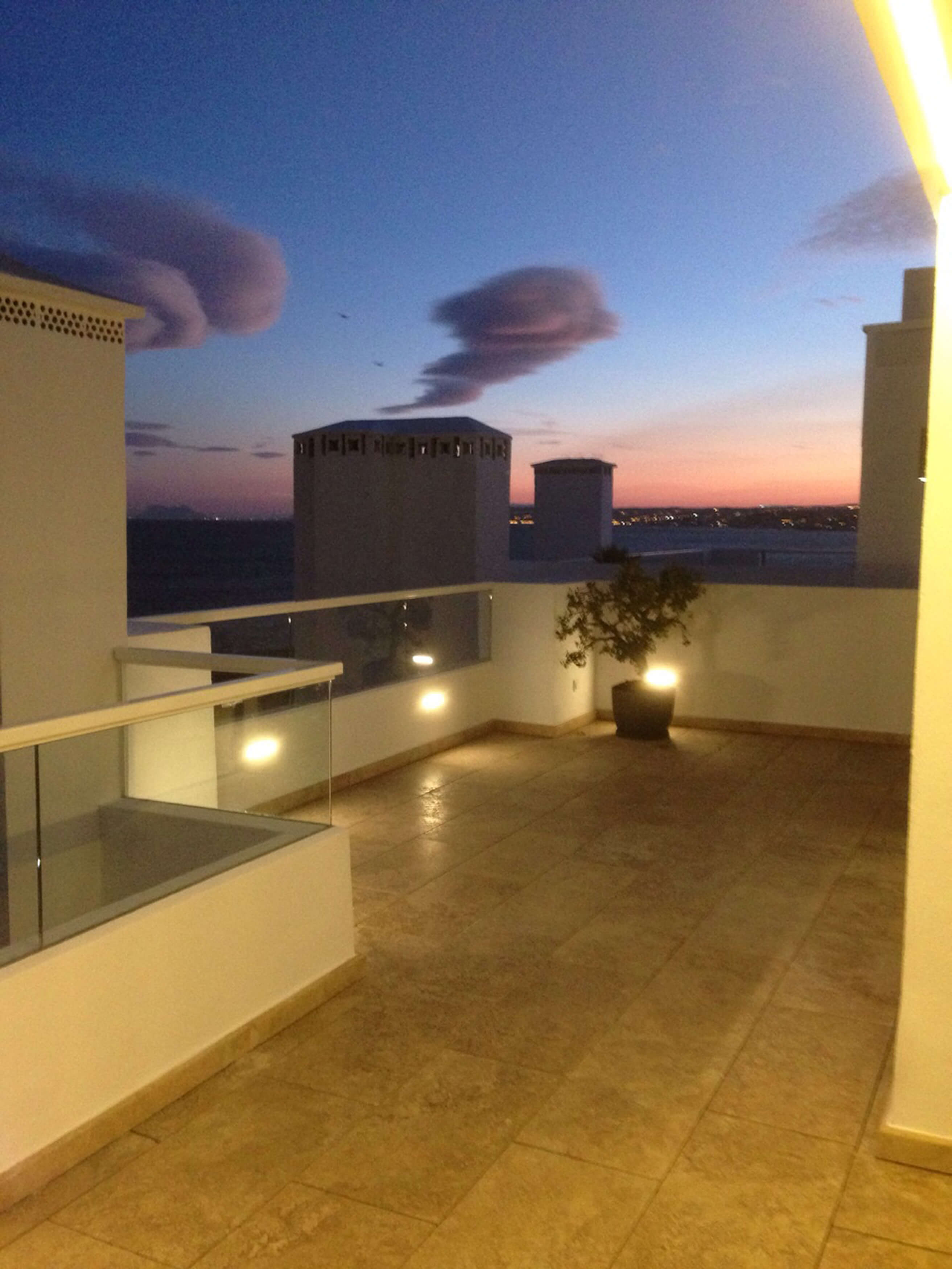 Vista terraza, detalle iluminación, Ático -Estepona, Costa del Sol
